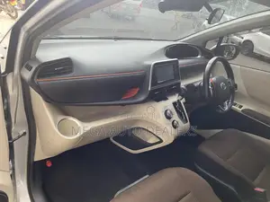 Toyota Sienta 2018 Silver