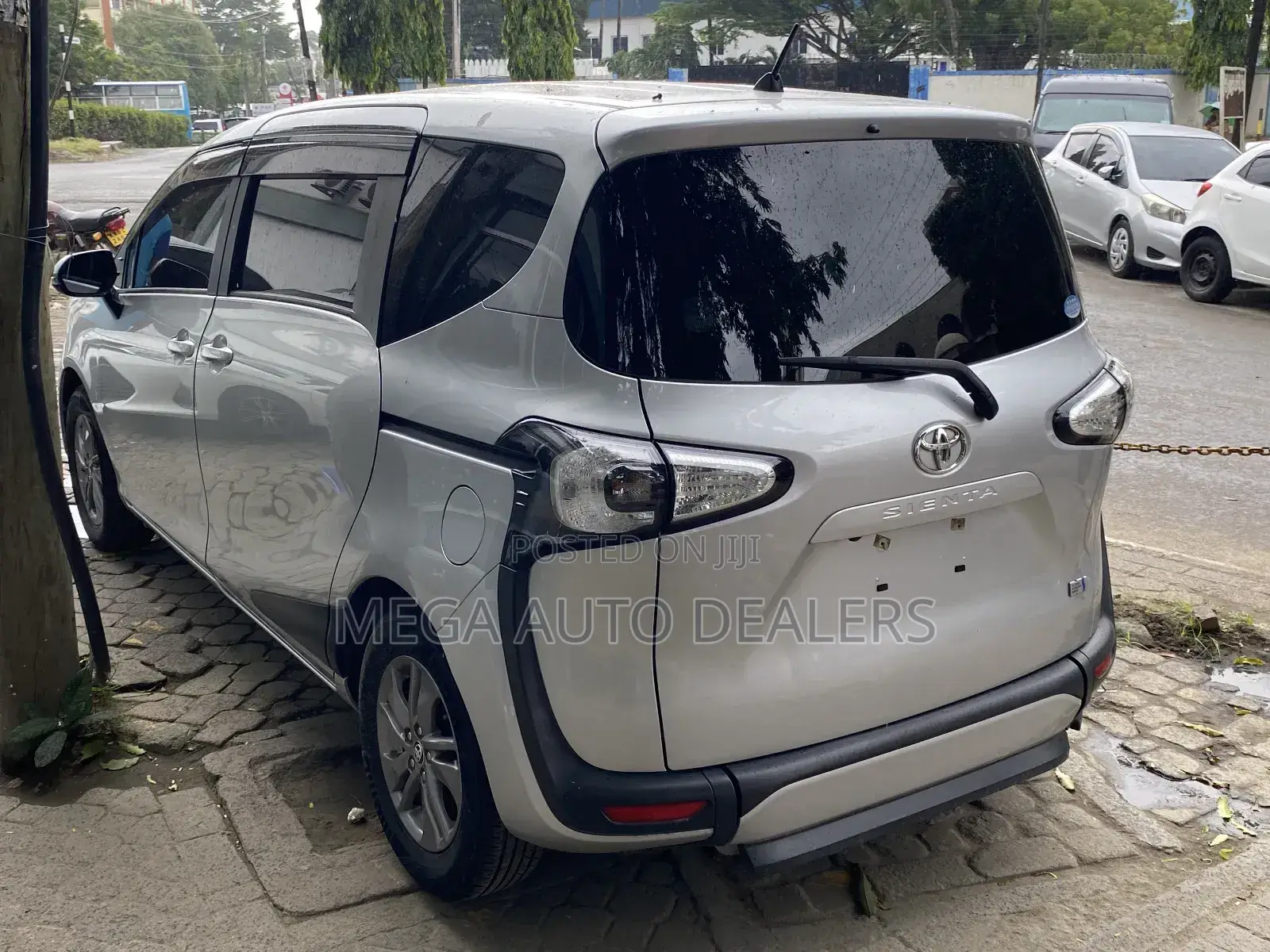 Toyota Sienta 2018 Silver