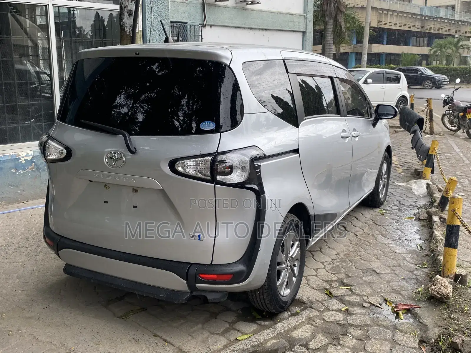 Toyota Sienta 2018 Silver