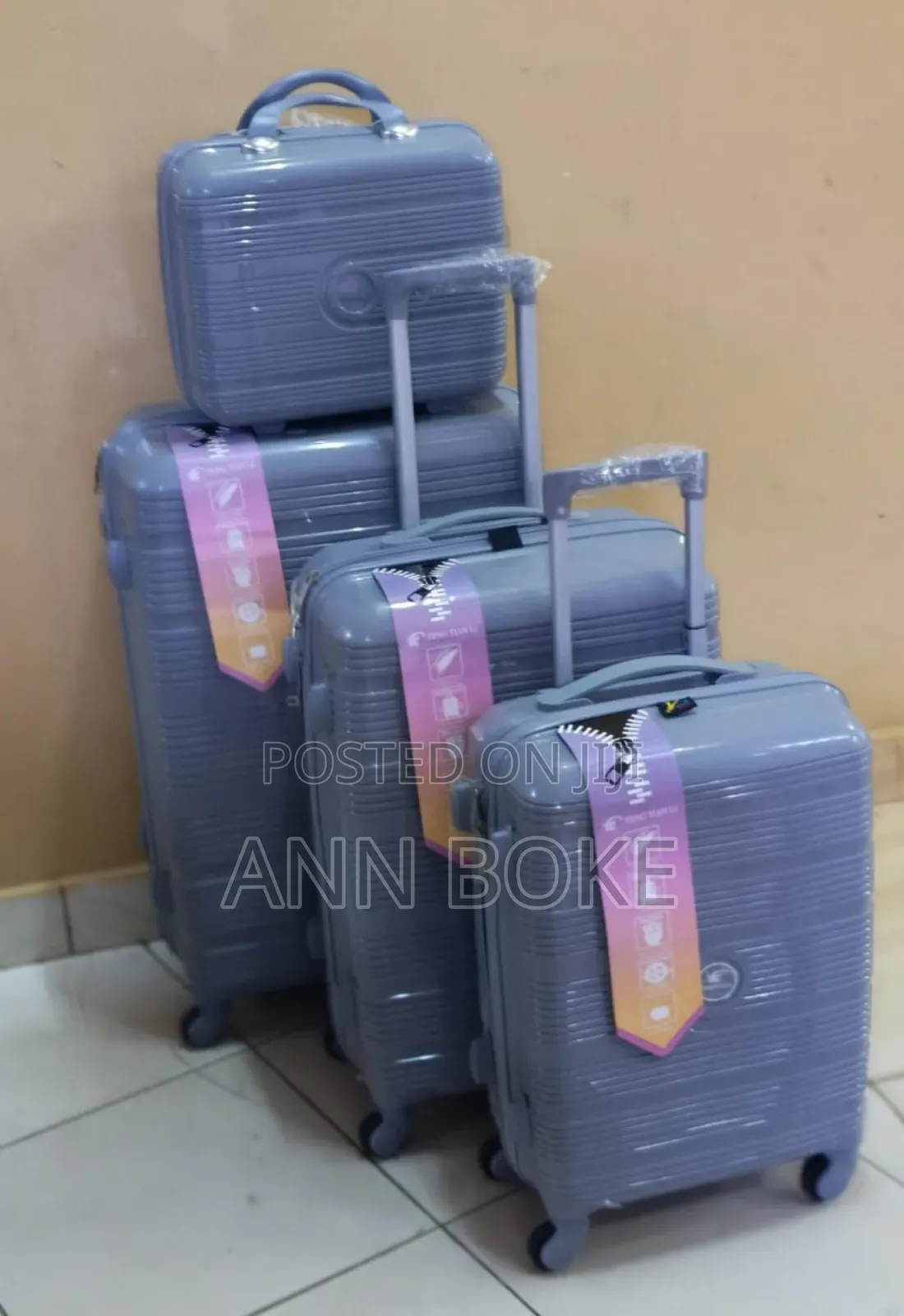 *4 in 1 Luxurious Unbreakable Suitcase*
Zipper Closure