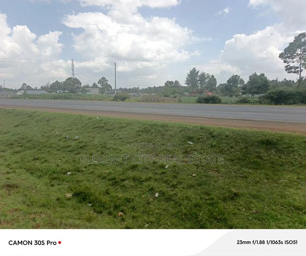 1/4 Plus 1/8 With Title Touching Tarmac - thumbnail 2