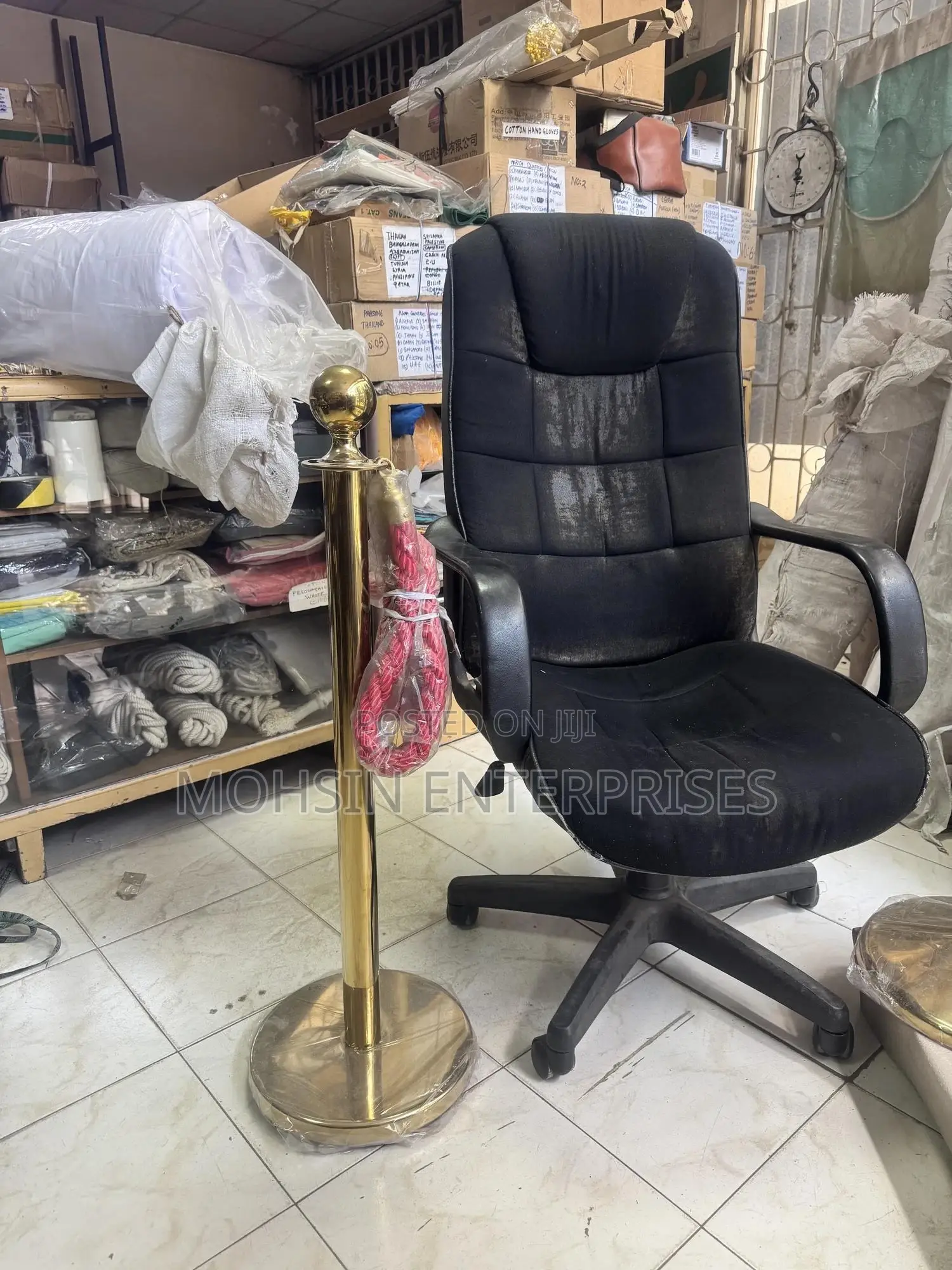Premium Gold Queue Stand – Organized & Elegant