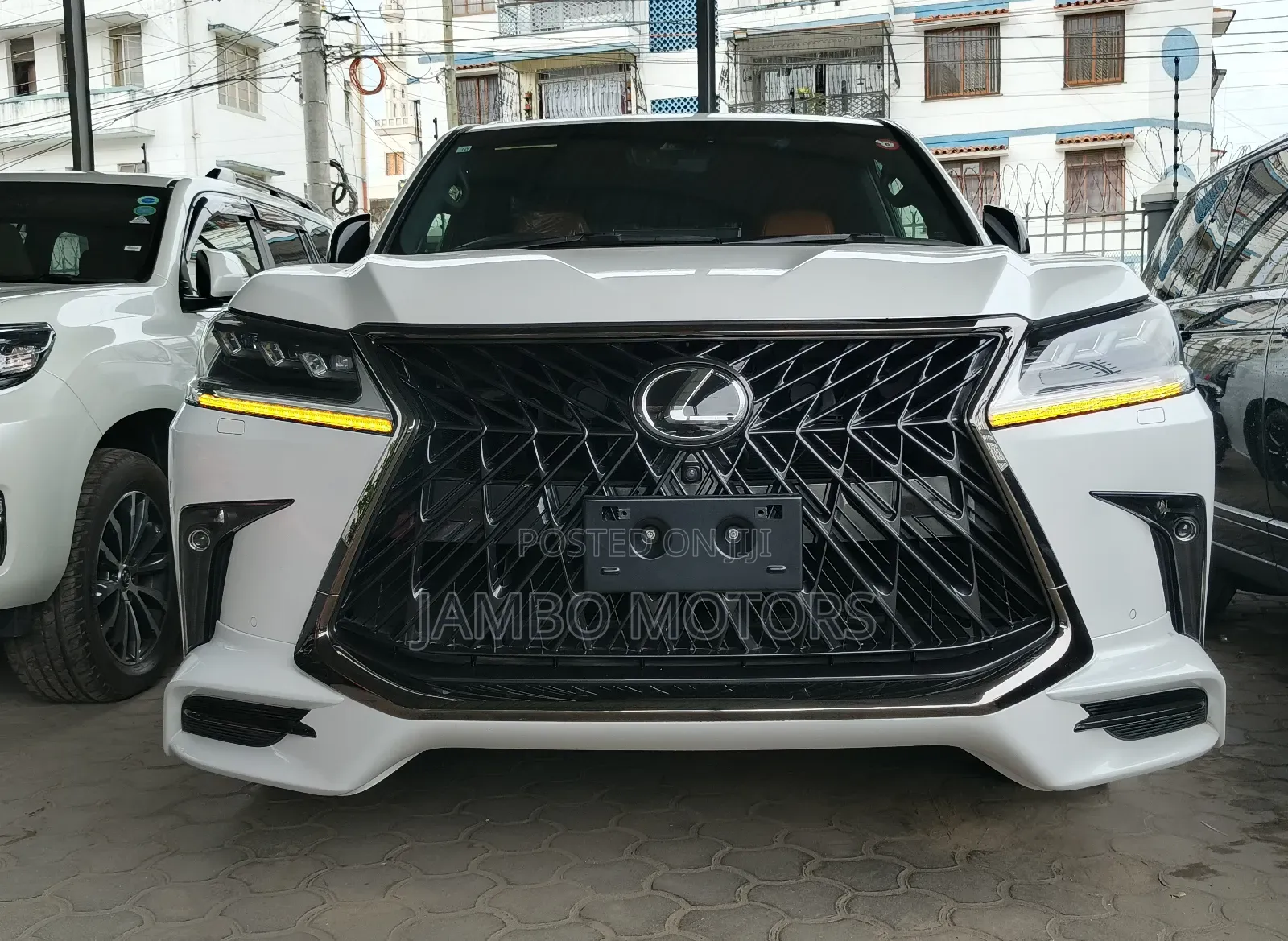 Lexus LX 570 AWD 2019 White