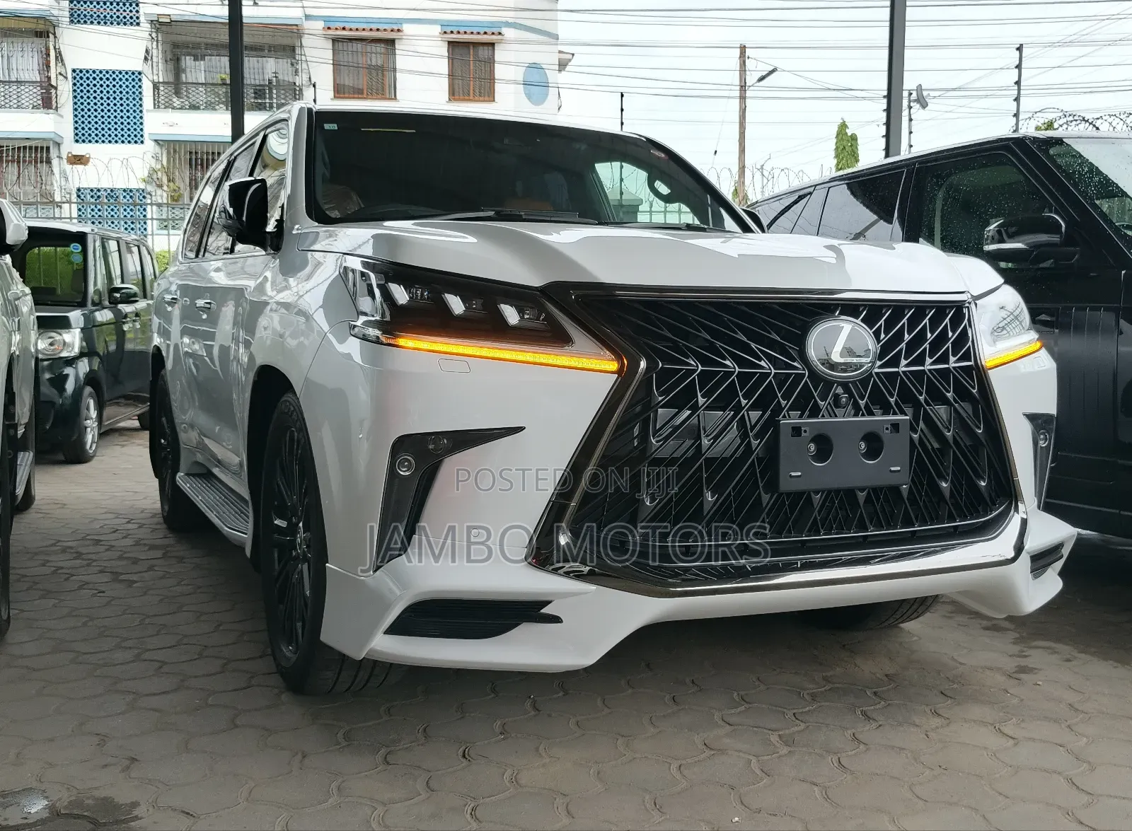 Lexus LX 570 AWD 2019 White