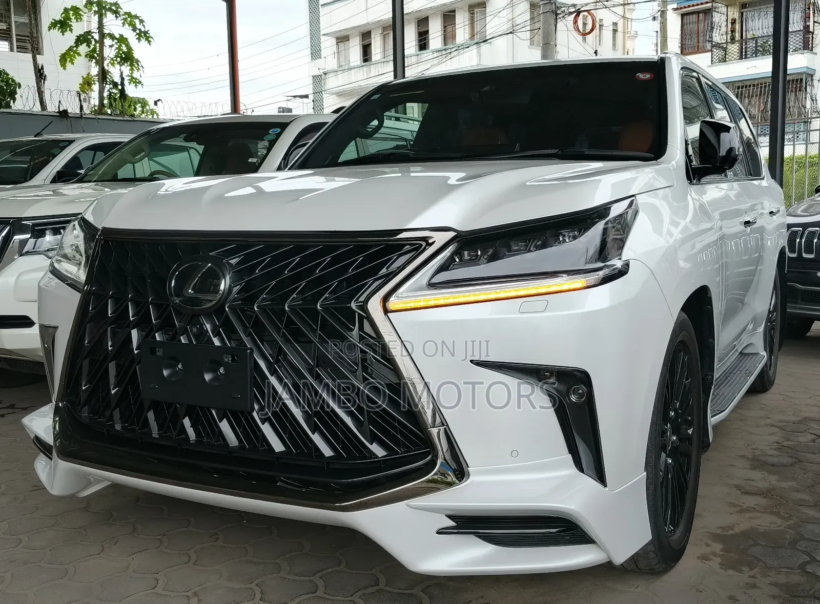Lexus LX 570 AWD 2019 White