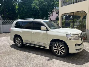 Toyota Land Cruiser 2010 White