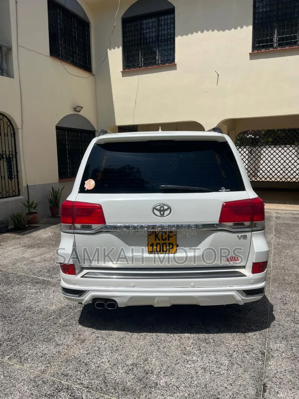 Toyota Land Cruiser 2010 White
