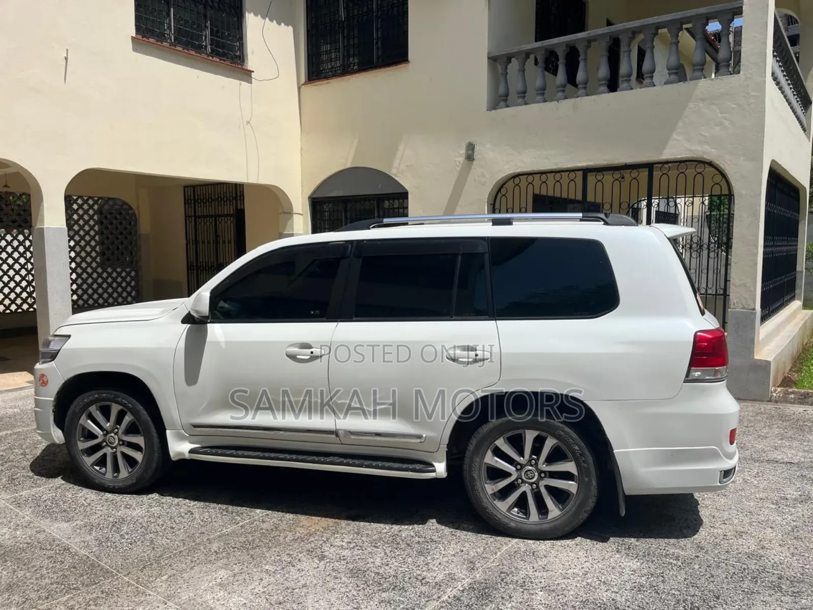 Toyota Land Cruiser 2010 White