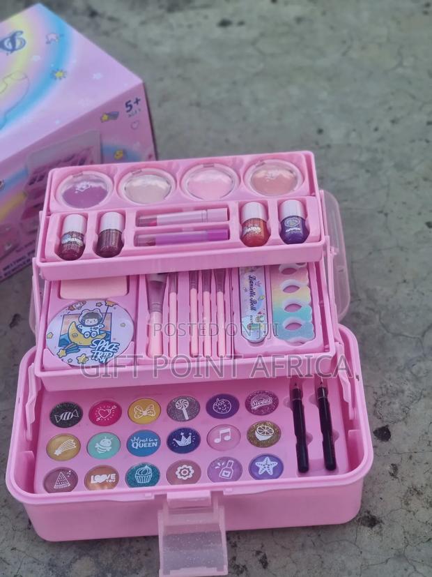 Make Up Kit With Real Makeup and Packing Case - thumbnail 4