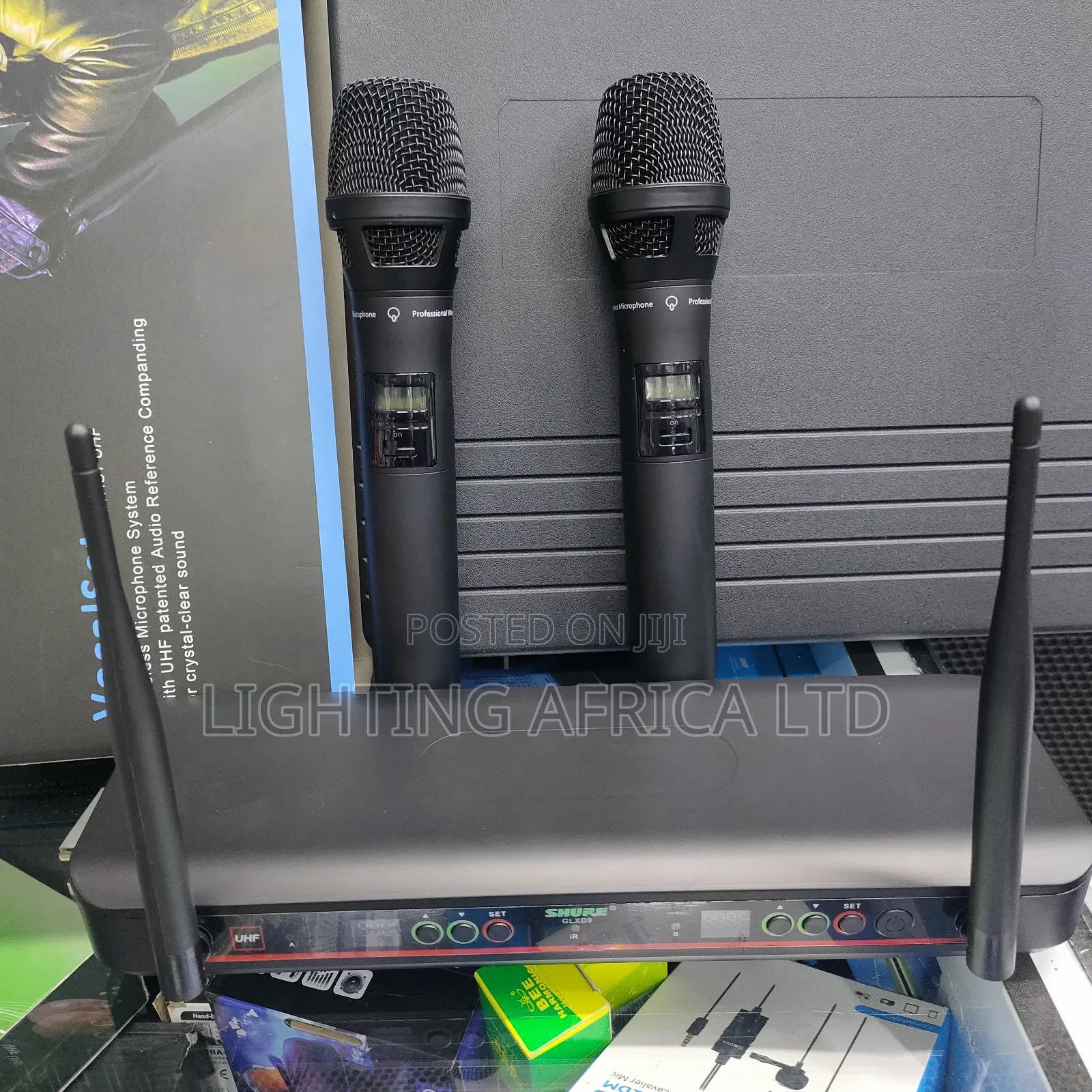 Shure 200 Meters Frequency Range Wireless Microphone