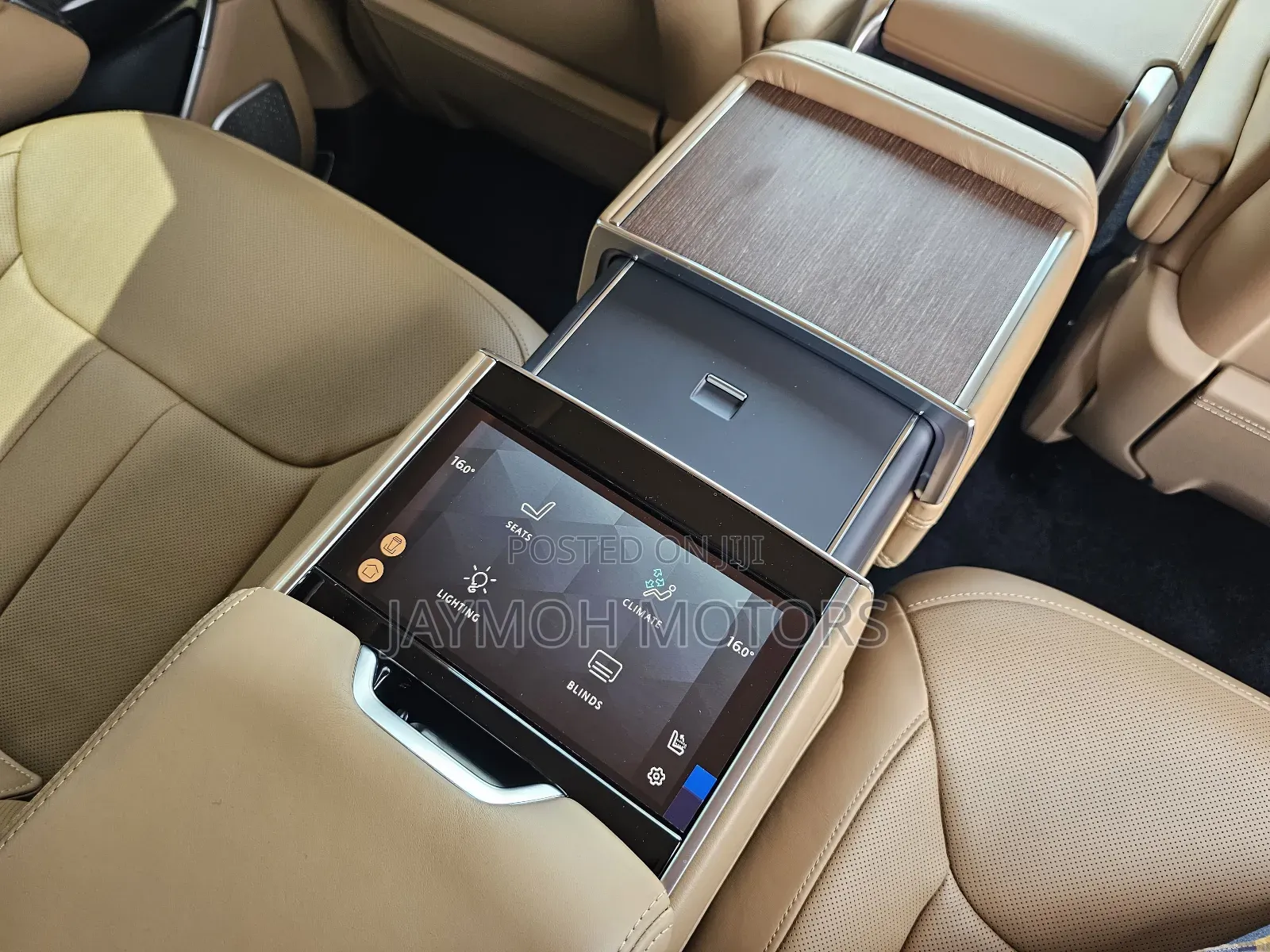 Land Rover Range Rover Vogue 2023 Gold