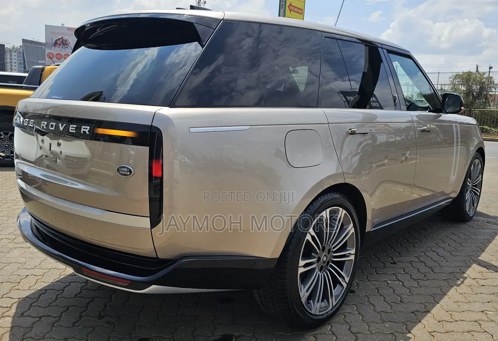 Land Rover Range Rover Vogue 2023 Gold