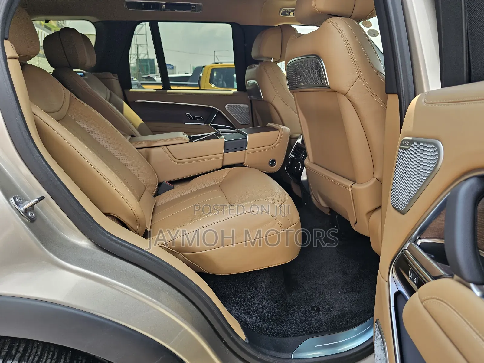 Land Rover Range Rover Vogue 2023 Gold