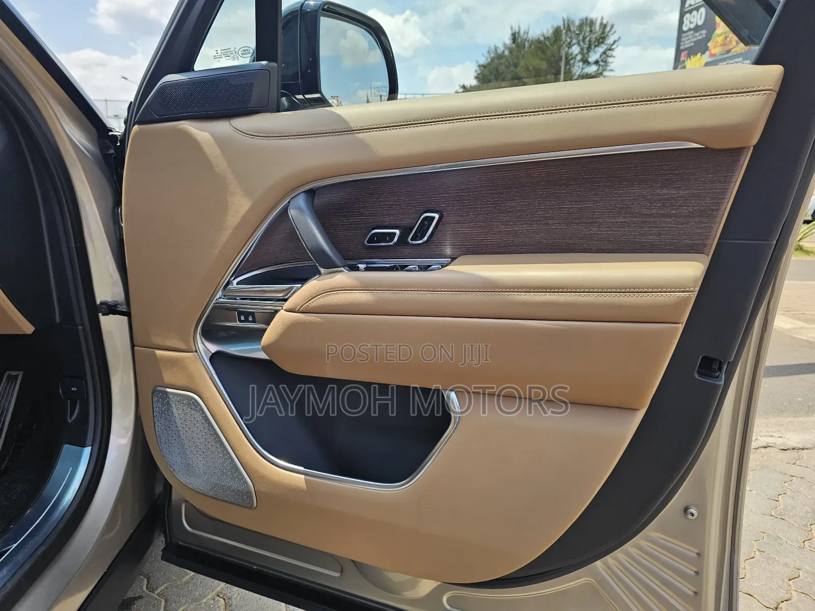 Land Rover Range Rover Vogue 2023 Gold