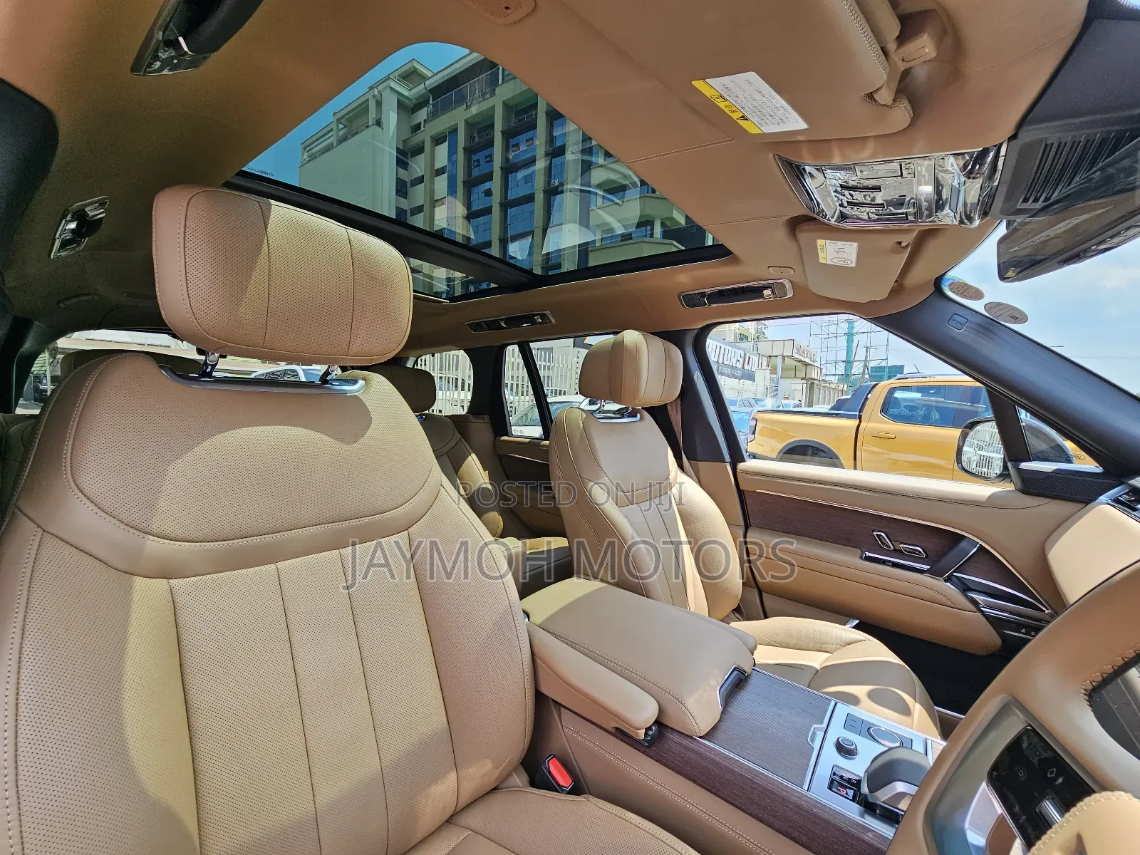 Land Rover Range Rover Vogue 2023 Gold
