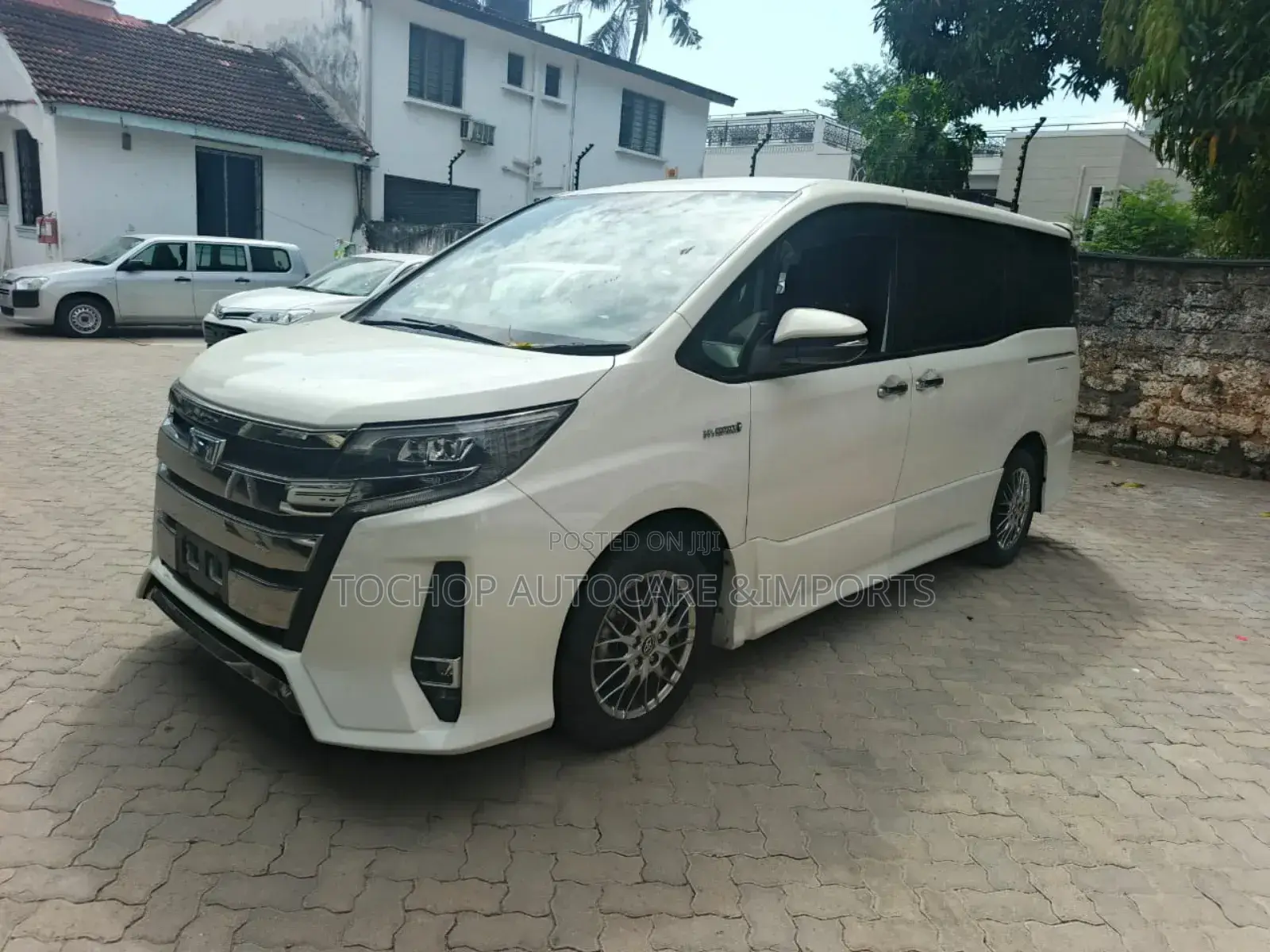 Toyota Noah 2.0 AWD (8 Seater) 2018 White