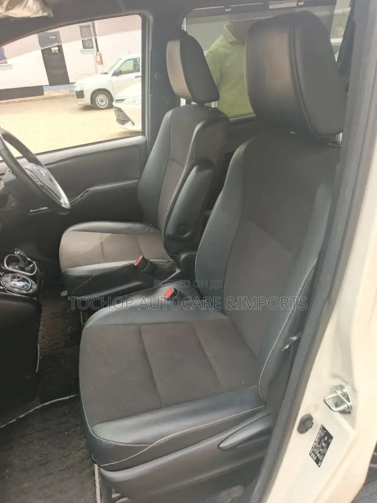 Toyota Noah 2.0 AWD (8 Seater) 2018 White