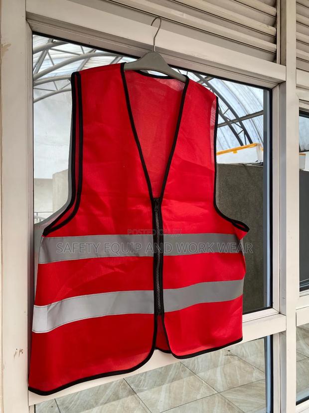 Red Zipped Reflectors With Reinforced Edges. - main view