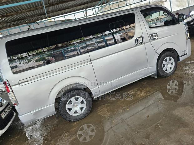 Toyota HiAce 2016 Silver - thumbnail 2