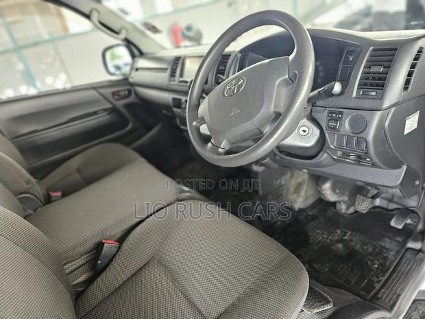 Toyota HiAce 2016 Silver - thumbnail 9