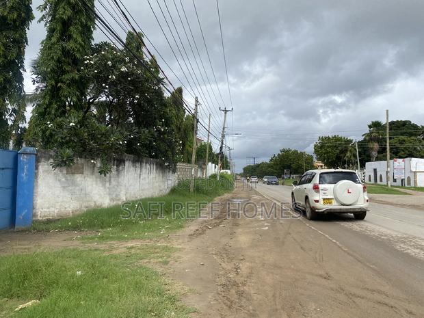 1.5 Acre Land Plus House for Lease Along Links Road - thumbnail 11