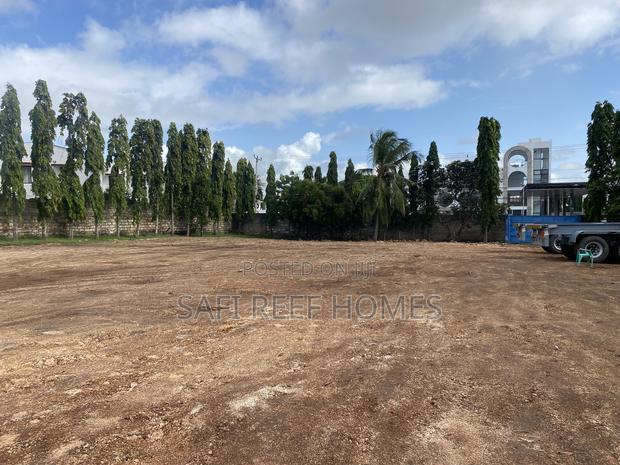 1.5 Acre Land Plus House for Lease Along Links Road - thumbnail 3