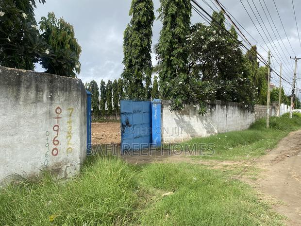 1.5 Acre Land Plus House for Lease Along Links Road - thumbnail 8