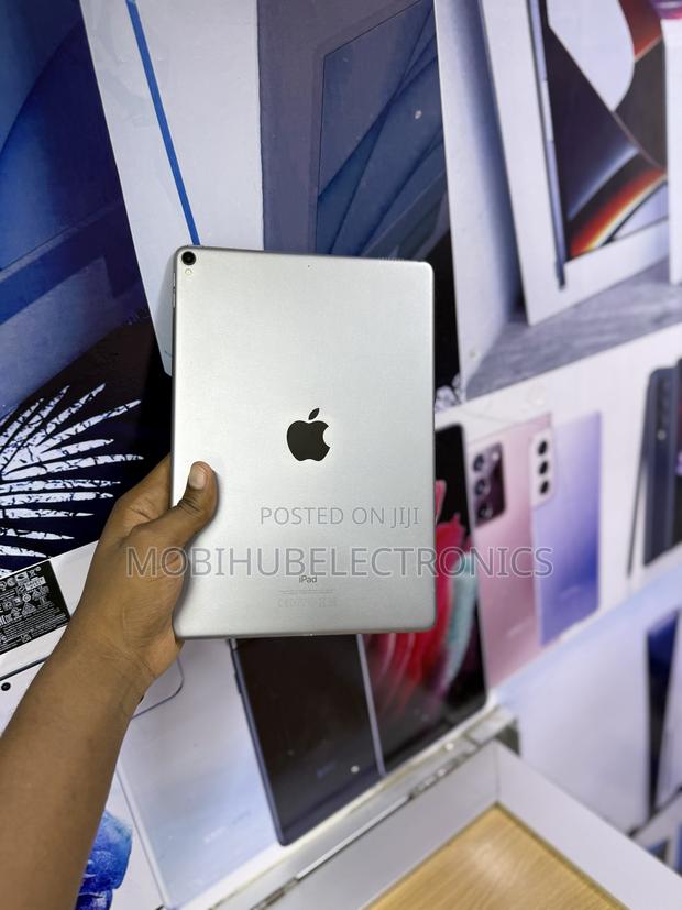 Apple iPad Pro 10.5 (2017) 256 GB Gray - thumbnail 2