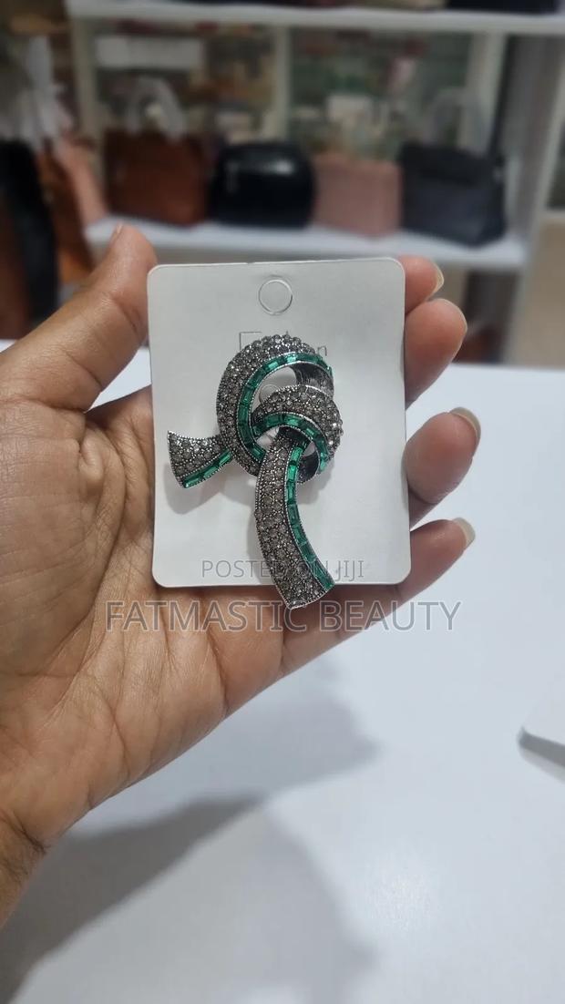 Bow Green Brooch - main view