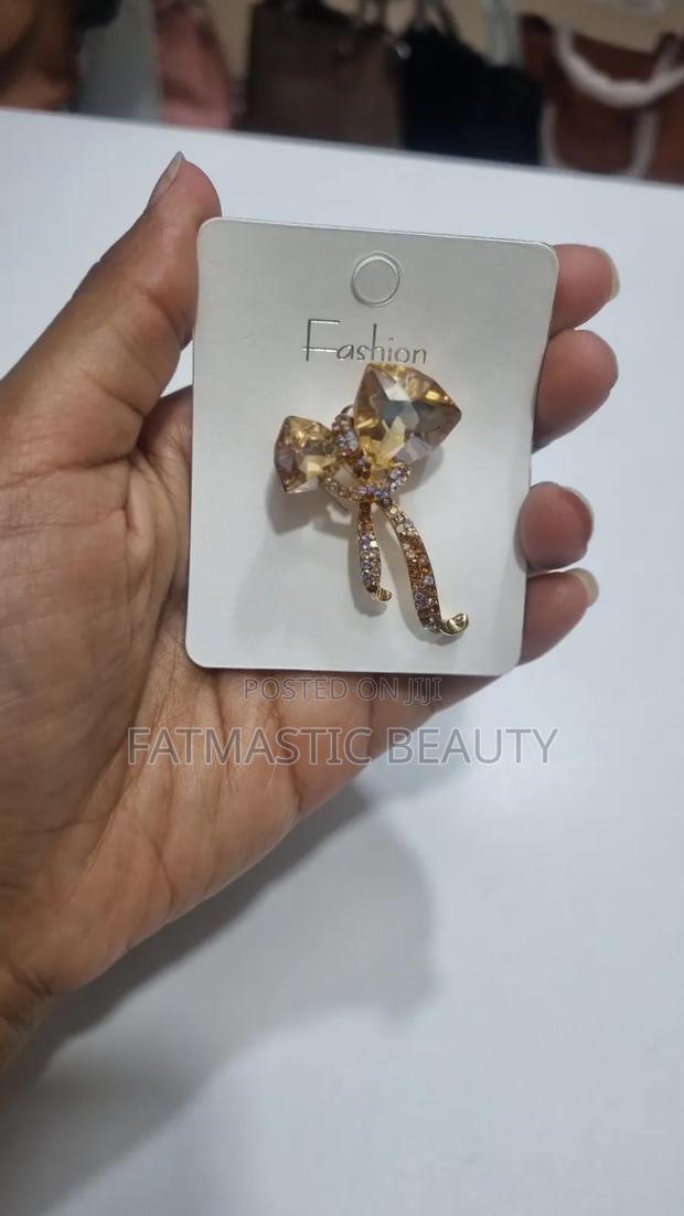 Goldish Minimal Brooch - main view