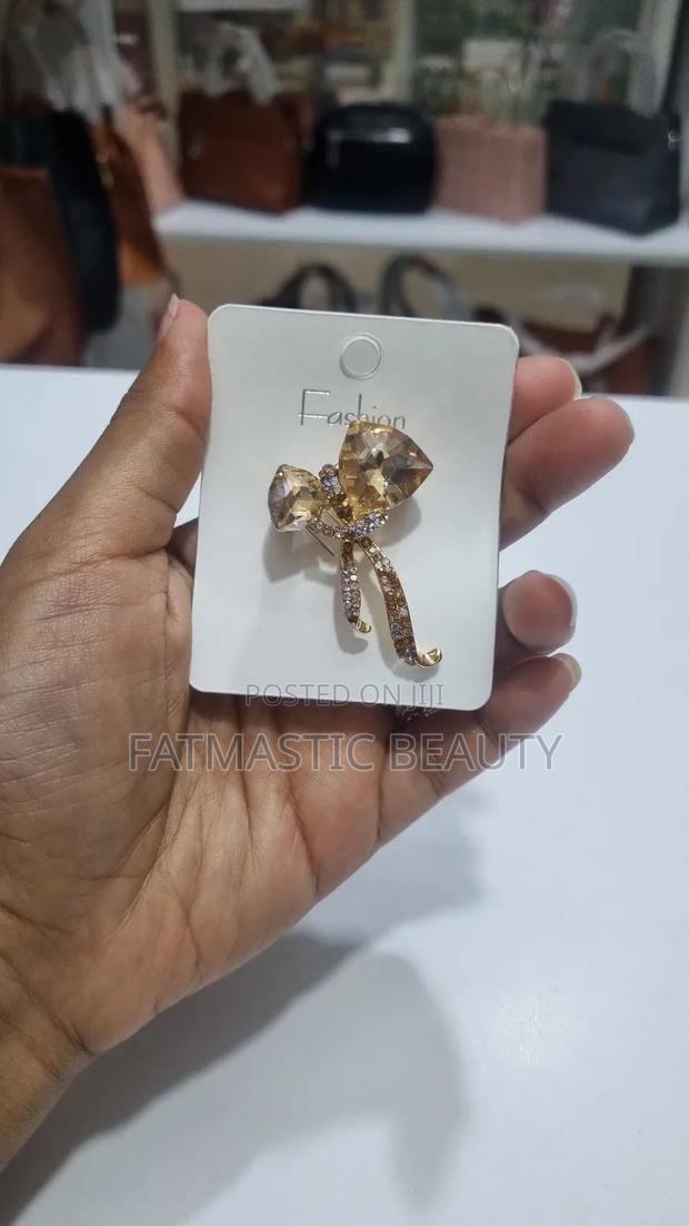 Goldish Minimal Brooch - thumbnail 2