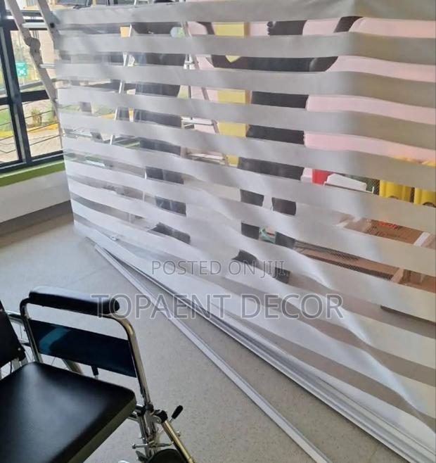 White No Style Streamlined Horizontal Office Window Blinds - main view