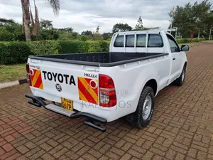 Toyota Hilux 2011 White
