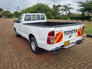 Toyota Hilux 2011 White