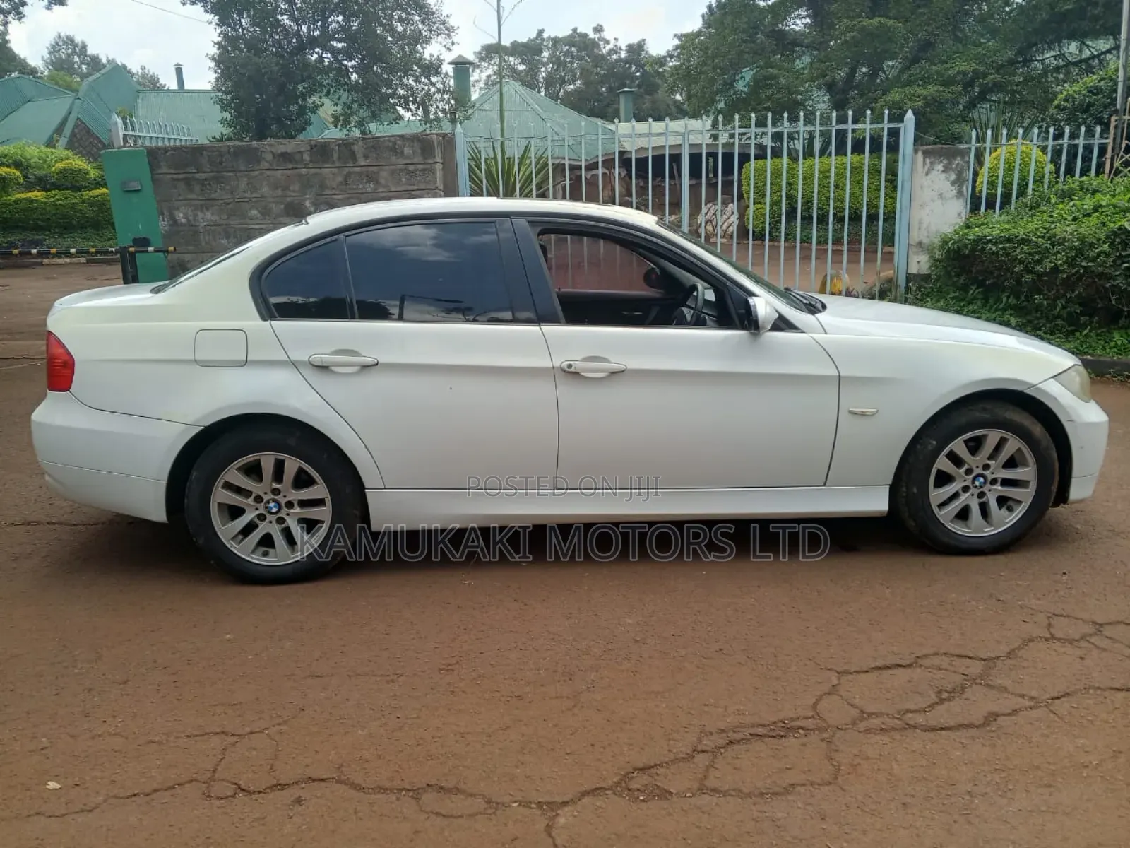 BMW 320i Sedan RWD 2006 White