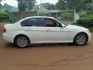 BMW 320i Sedan RWD 2006 White