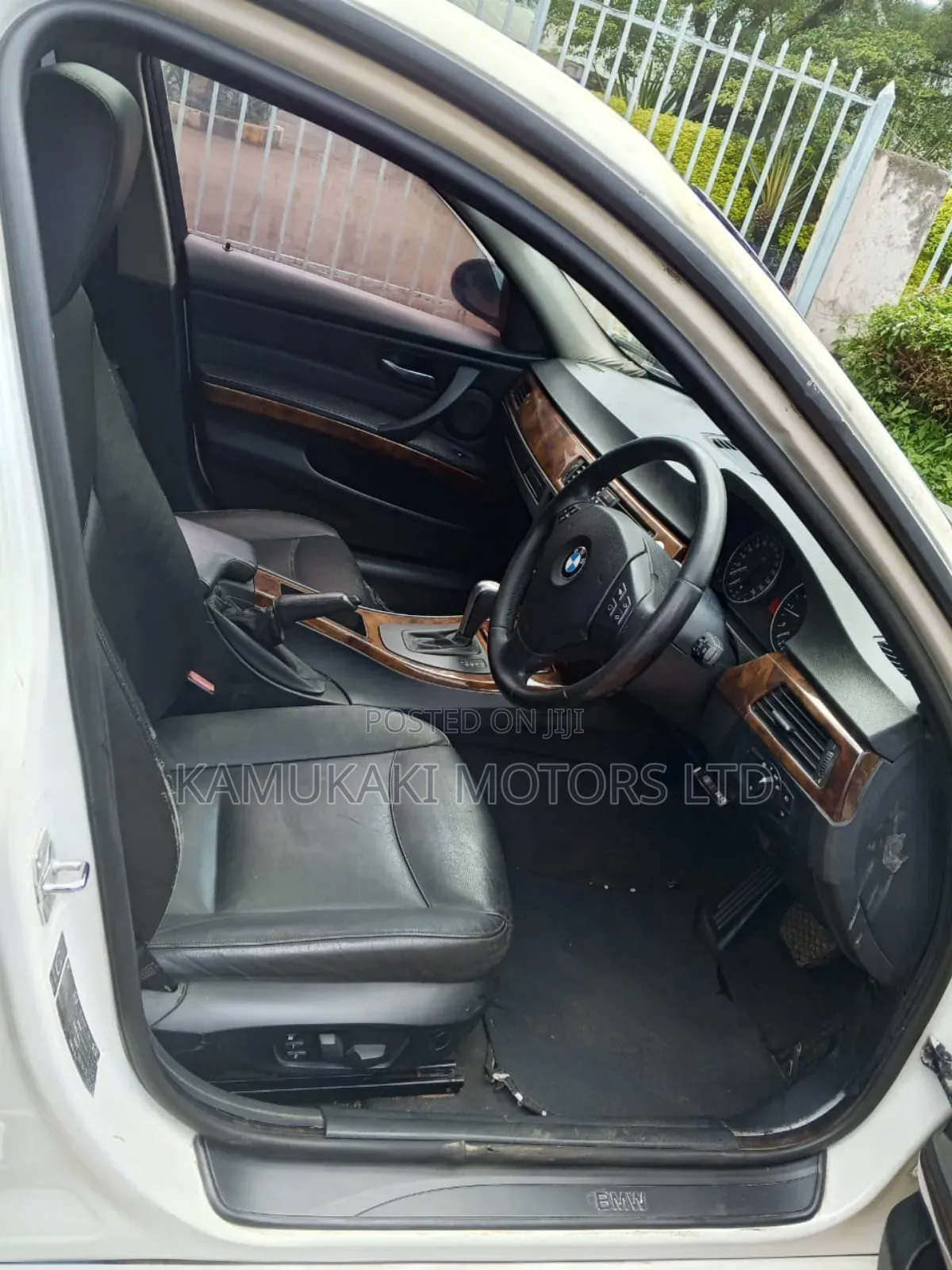 BMW 320i Sedan RWD 2006 White