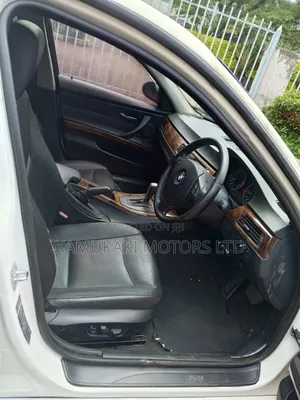 BMW 320i Sedan RWD 2006 White