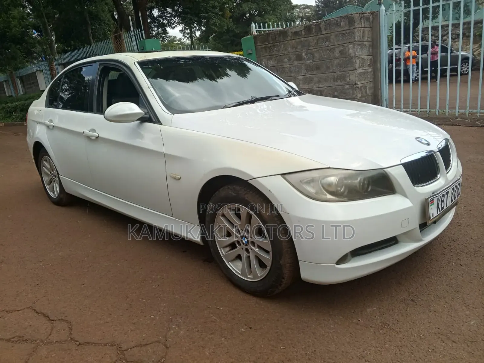 BMW 320i Sedan RWD 2006 White