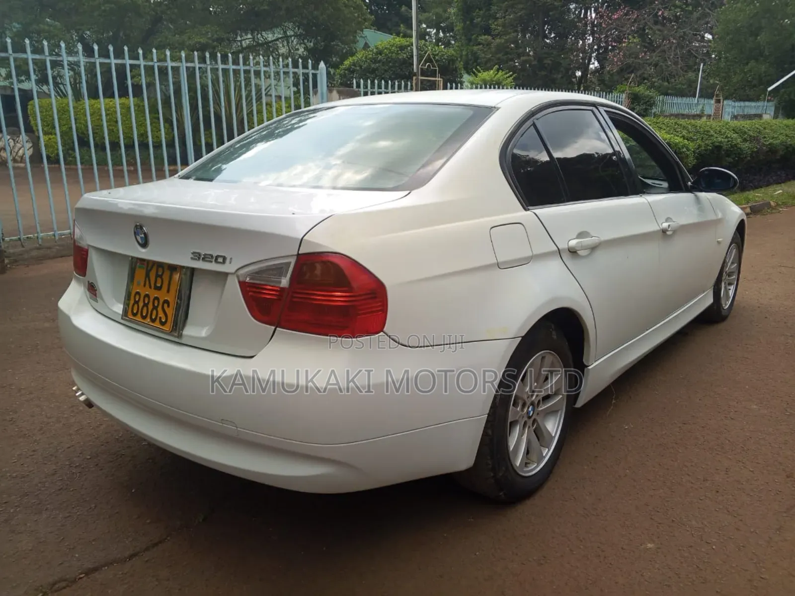 BMW 320i Sedan RWD 2006 White