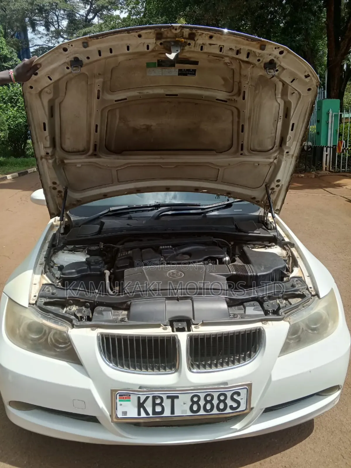BMW 320i Sedan RWD 2006 White