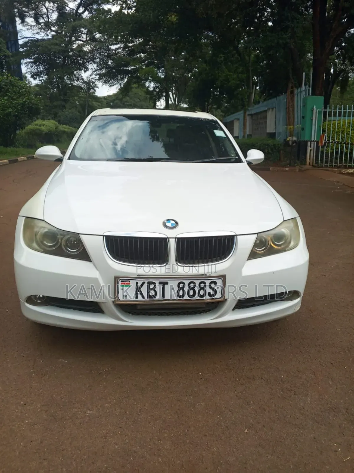 BMW 320i Sedan RWD 2006 White