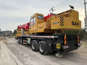 Hoisting Crane at Hand for Lifting Jobs and Services