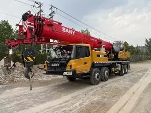 Hoisting Crane at Hand for Lifting Jobs and Services