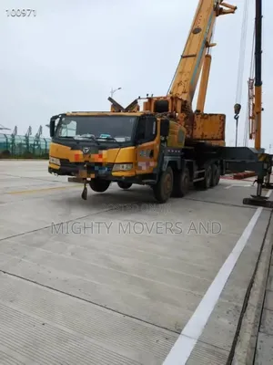 Hoisting Crane at Hand for Lifting Jobs and Services