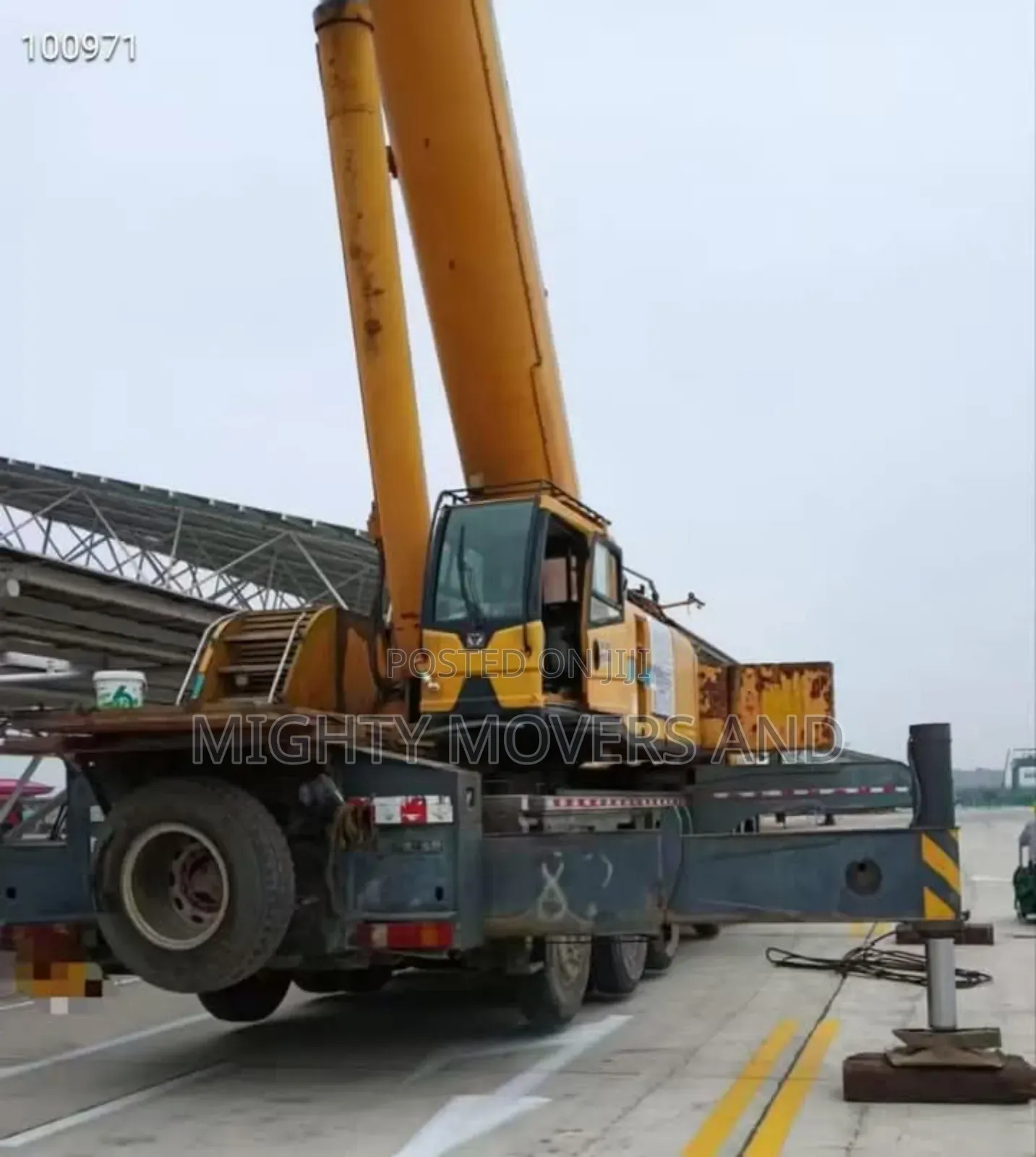 Hoisting Crane at Hand for Lifting Jobs and Services