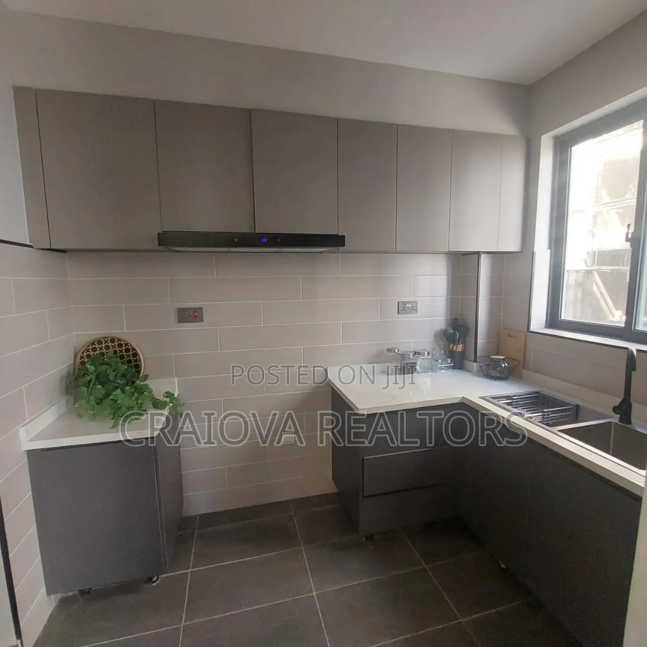 3bdrm Apartment in Gateway Mall Area for sale