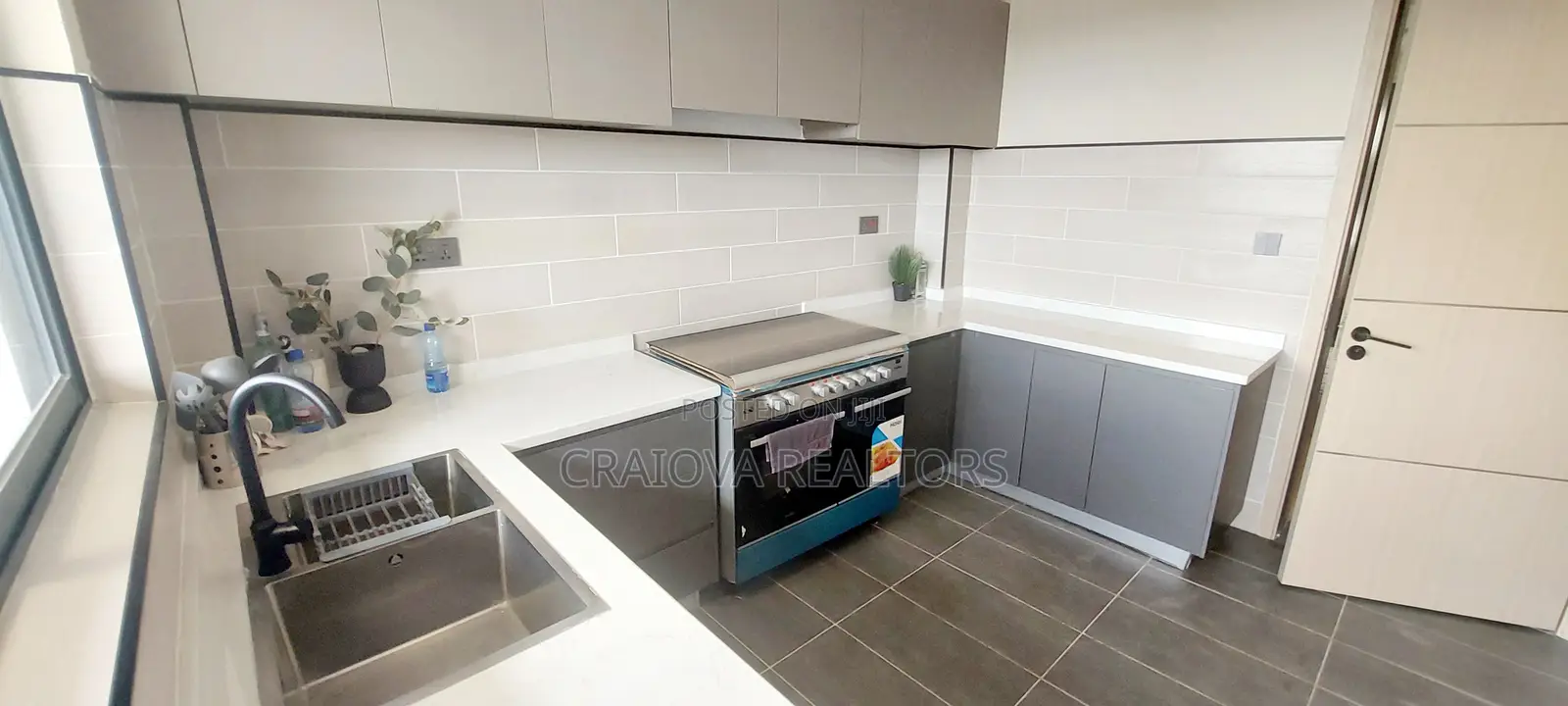 3bdrm Apartment in Gateway Mall Area for sale