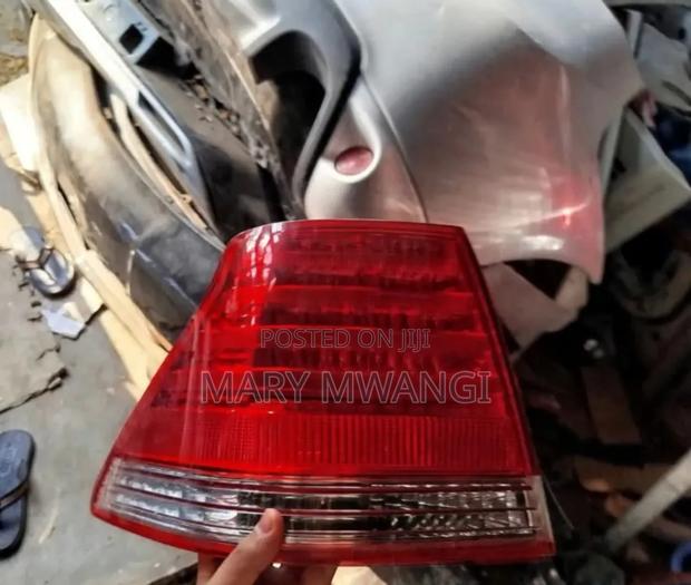 Toyota Crown 2005 Taillights - main view
