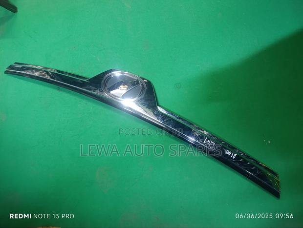 Bonet Handle Toyota Voxy 2018 - main view